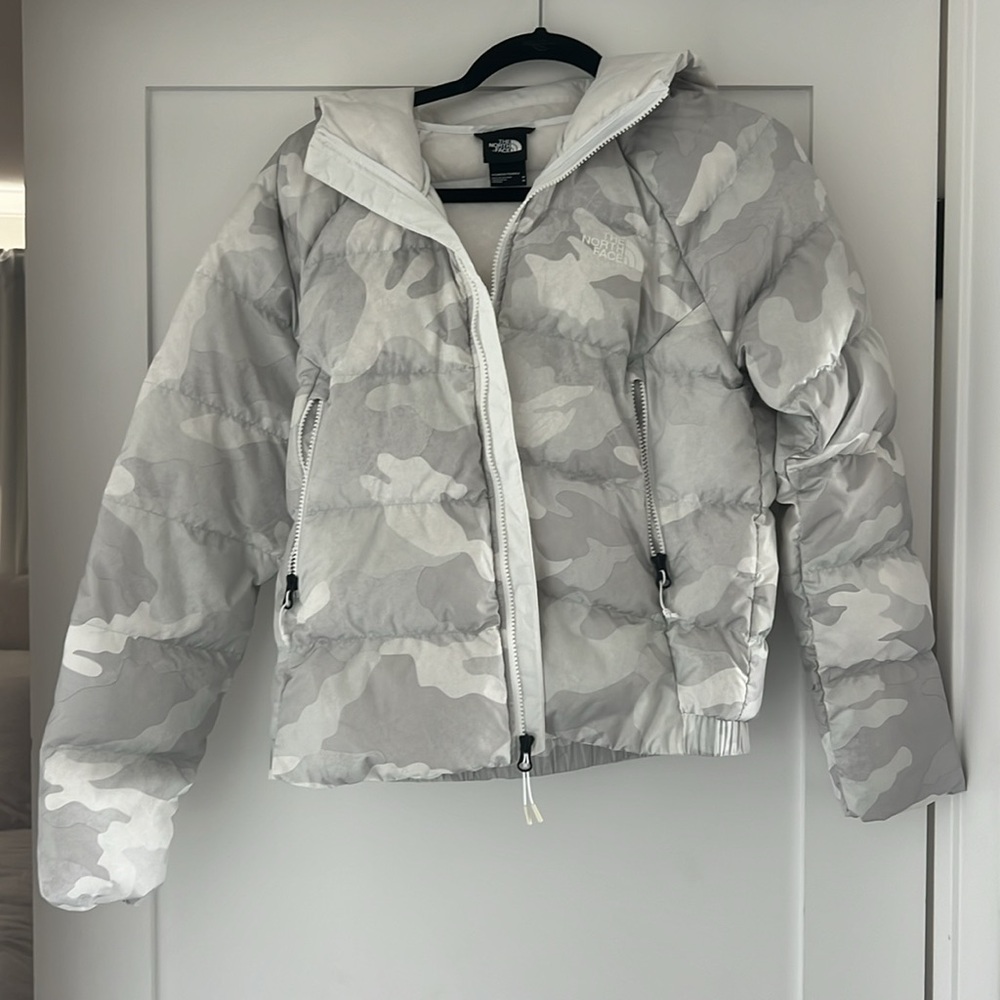 The North Face Women's Hyalite Down Hooded Puffer Jacket / White Camo / M
